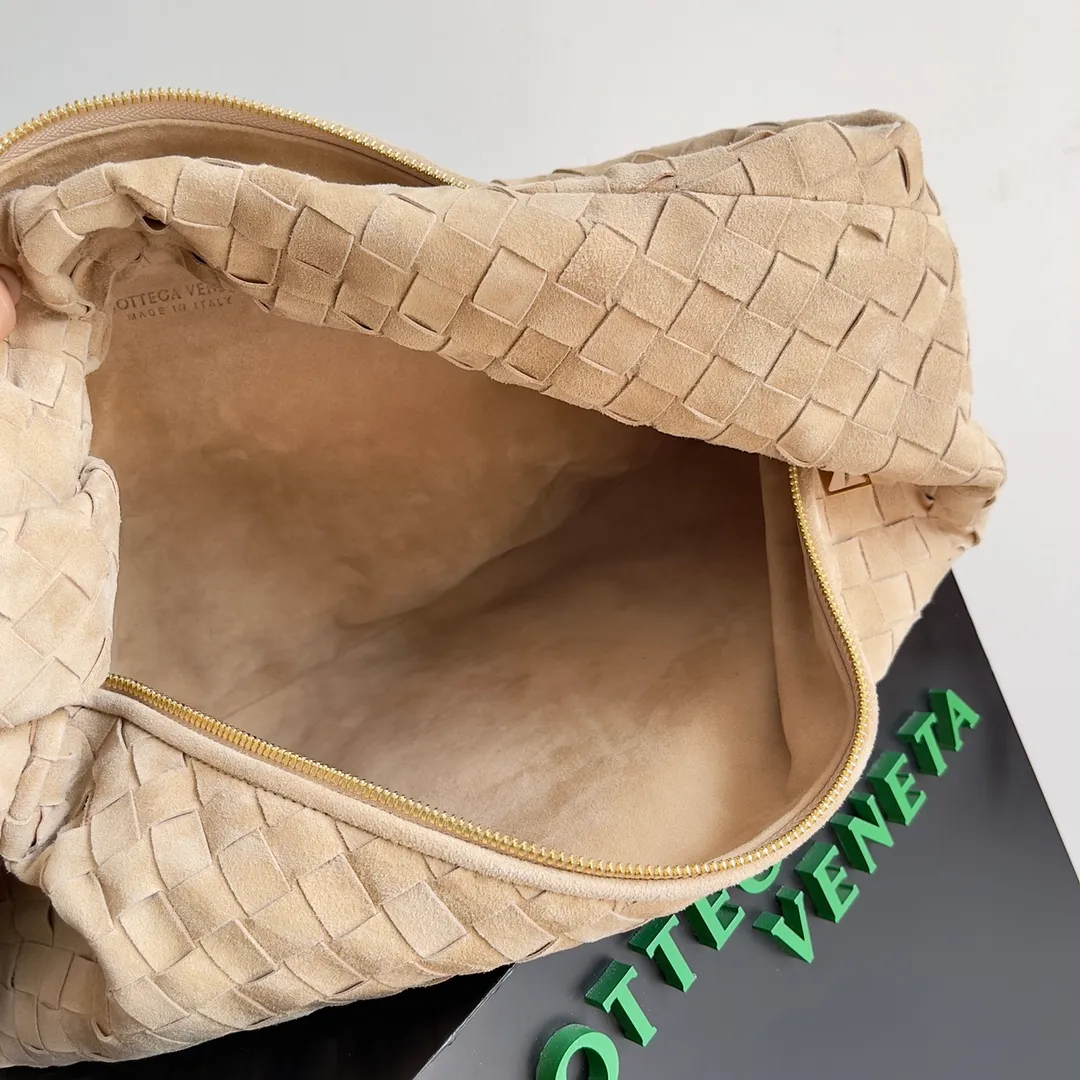 Batch 1960 #BV 𝗝𝗢𝗗𝗜𝗘# Street style’s new favorite fashionable large size 𝙟𝙤𝙙𝙞𝙚 It’s coming, it’s coming, it’s really coming! I have always thought that knitted BV is old-fashioned, until I met it - 𝙟𝙤𝙙𝙞𝙚, I realized that the original classic knitting elements and the new knot element design can be so fashionable! I have to admire Daniel Lee’s design talent! Large capacity to meet daily needs! Fashionable and versatile, it’s perfect for concave shapes, take it out to hit the streets! Size: 48*40*16 Style No. #600261
